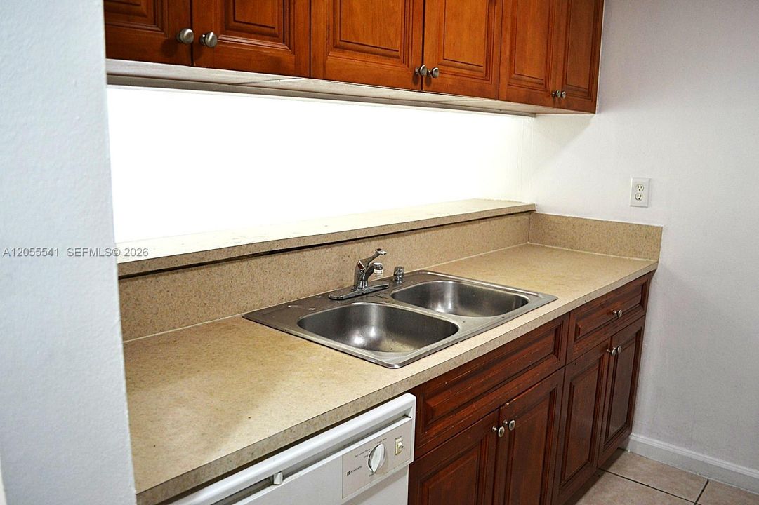For Rent: $2,200 (2 beds, 2 baths, 866 Square Feet)