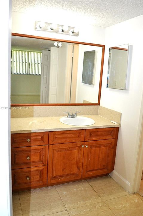 For Rent: $2,200 (2 beds, 2 baths, 866 Square Feet)
