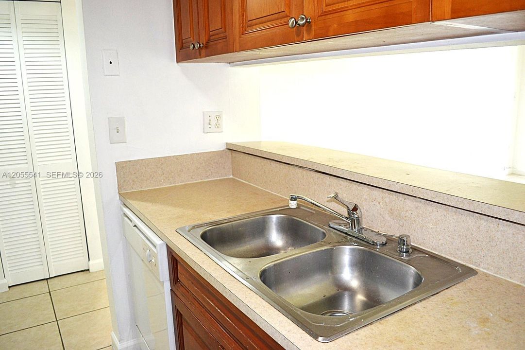 For Rent: $2,200 (2 beds, 2 baths, 866 Square Feet)