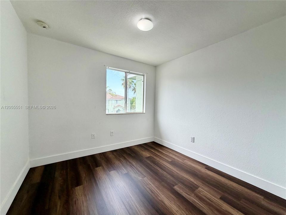 В аренду: $2,350 (3 спален, 2 ванн, 1302 Квадратных фут)