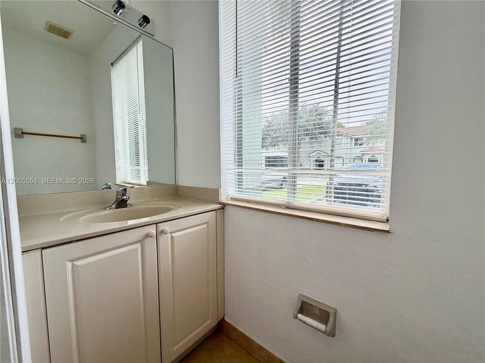 В аренду: $2,350 (3 спален, 2 ванн, 1302 Квадратных фут)