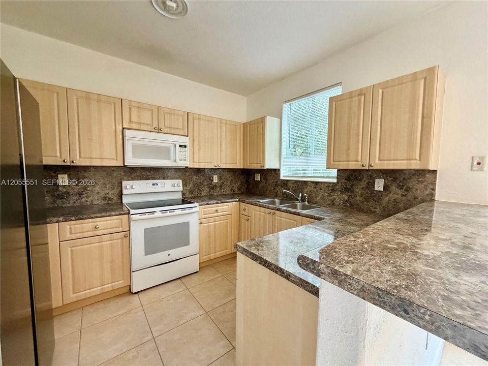 В аренду: $2,350 (3 спален, 2 ванн, 1302 Квадратных фут)