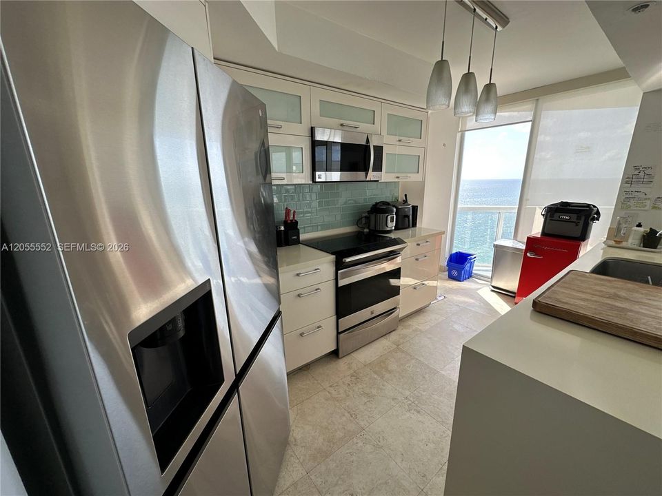 В аренду: $7,200 (2 спален, 2 ванн, 1400 Квадратных фут)