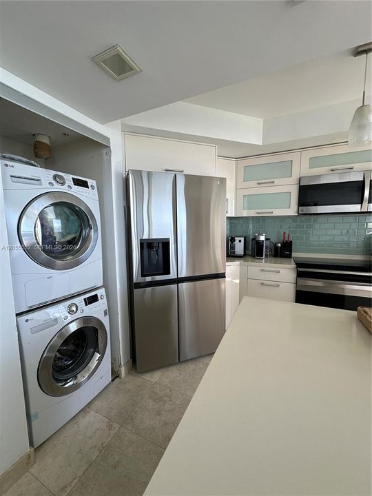 В аренду: $7,200 (2 спален, 2 ванн, 1400 Квадратных фут)