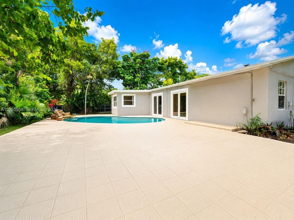 En Venta: $824,000 (4 camas, 3 baños, 2608 Pies cuadrados)