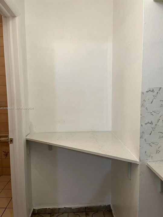 出租: $900 (1 贝兹, 1 浴室, 1747 平方英尺)