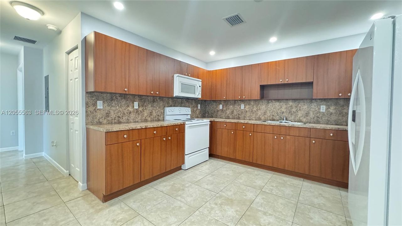 В аренду: $2,700 (3 спален, 2 ванн, 1050 Квадратных фут)