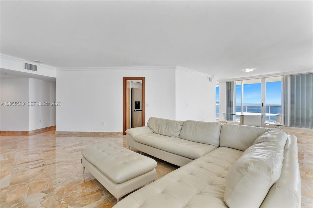 En Venta: $2,150,000 (3 camas, 3 baños, 2120 Pies cuadrados)