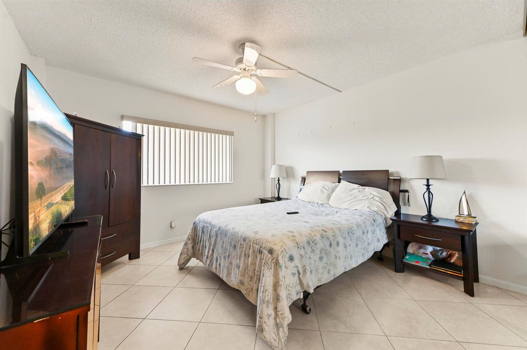 14 Bedroom 01