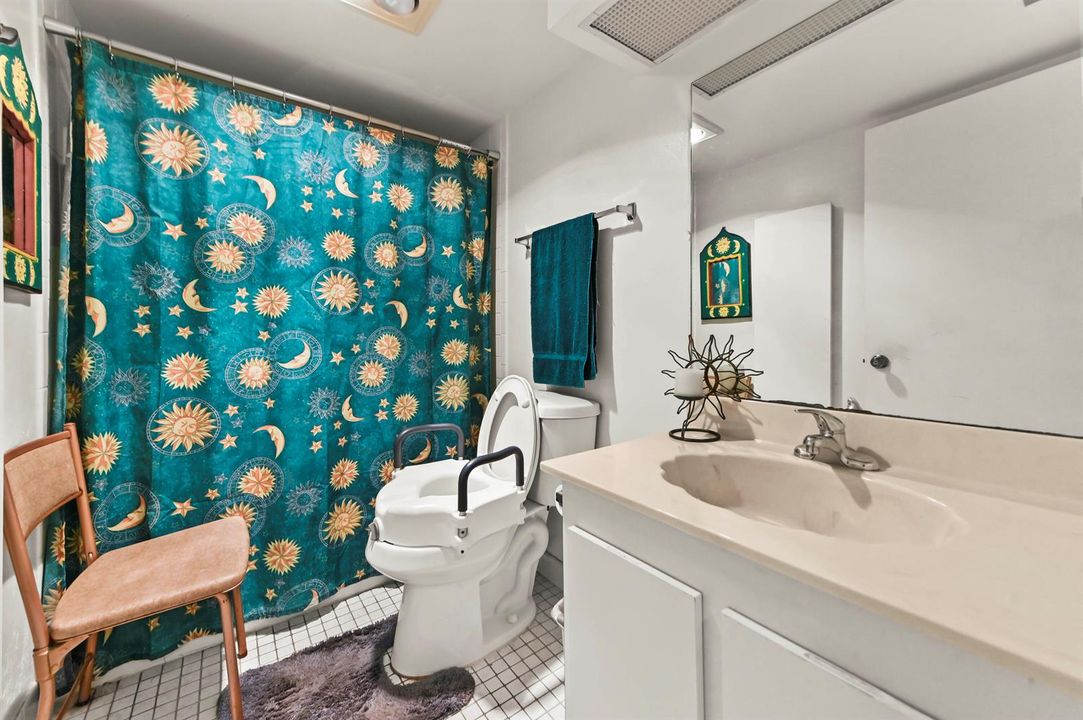 21 Bathroom08
