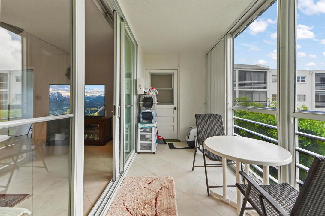 23 Balcony 02