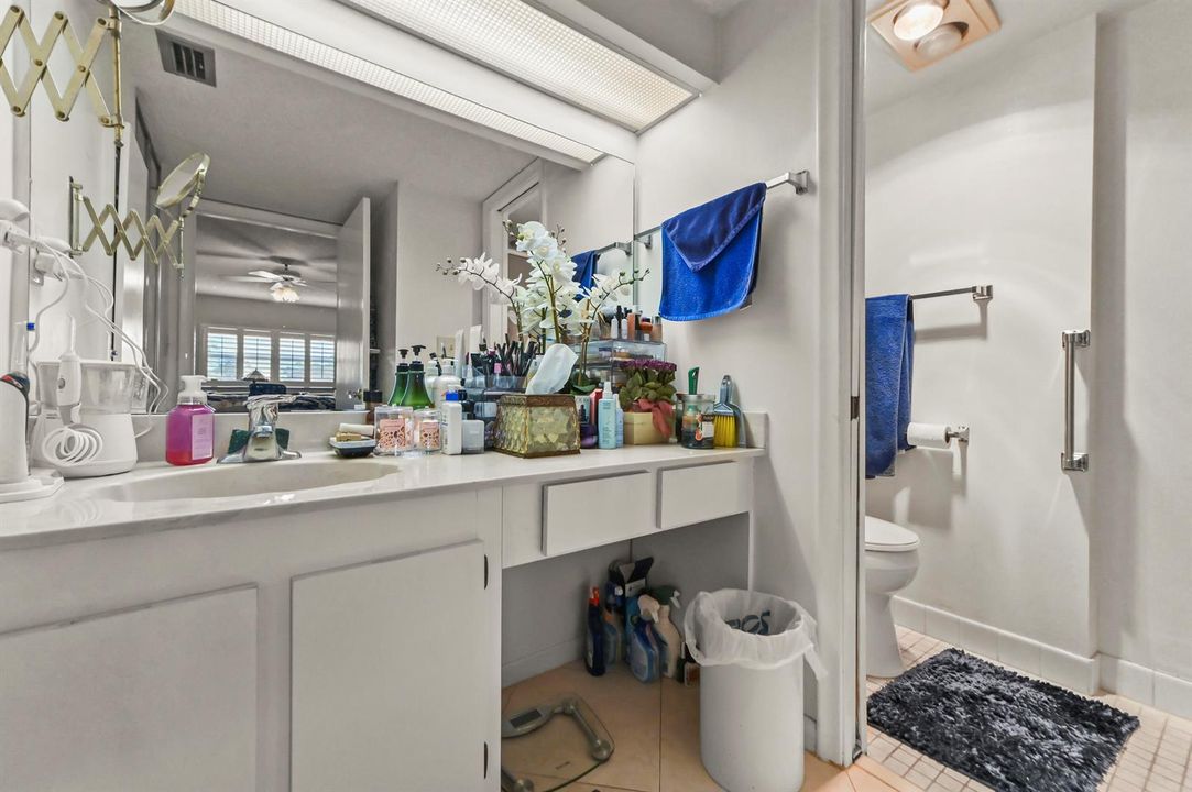 18 Bathroom 05