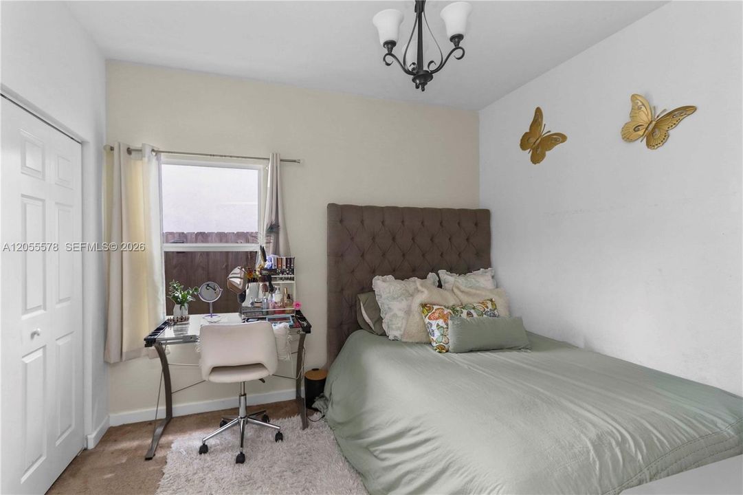 Bright and versatile, this cozy bedroom features a functional layout that includes a dedicated workspace, making it the perfect room for rest, study, or relaxation