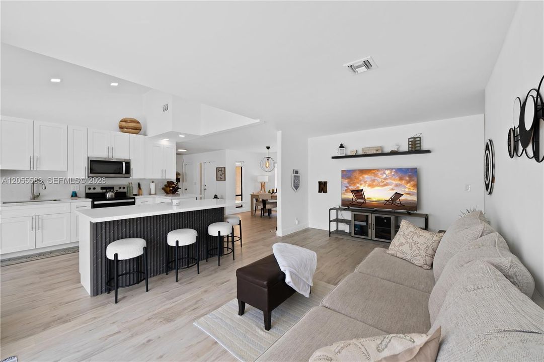 En Venta: $649,000 (4 camas, 2 baños, 1903 Pies cuadrados)