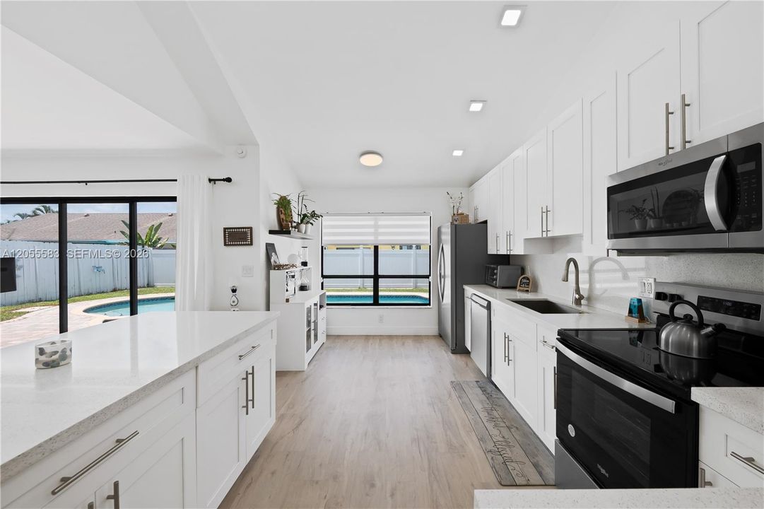 En Venta: $649,000 (4 camas, 2 baños, 1903 Pies cuadrados)