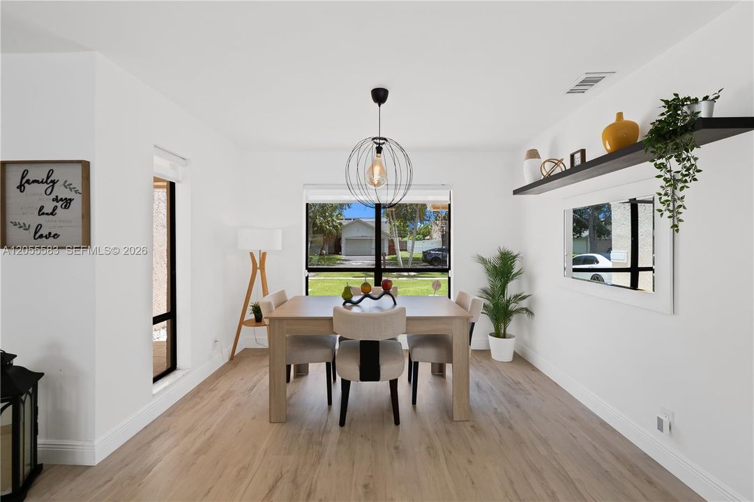 En Venta: $649,000 (4 camas, 2 baños, 1903 Pies cuadrados)