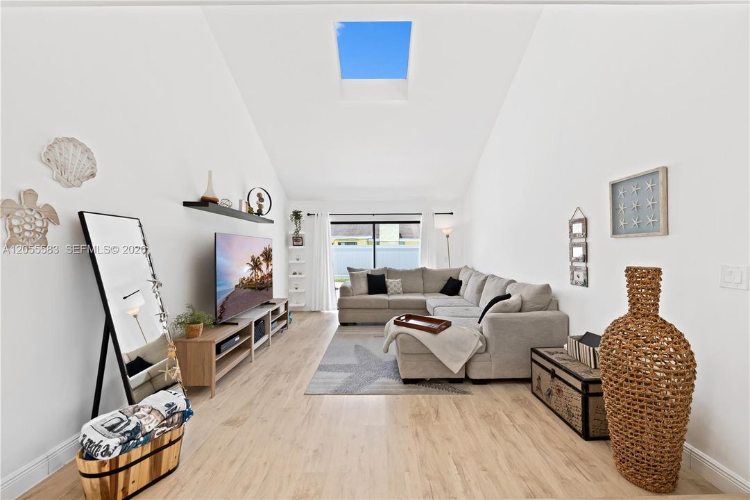 En Venta: $649,000 (4 camas, 2 baños, 1903 Pies cuadrados)