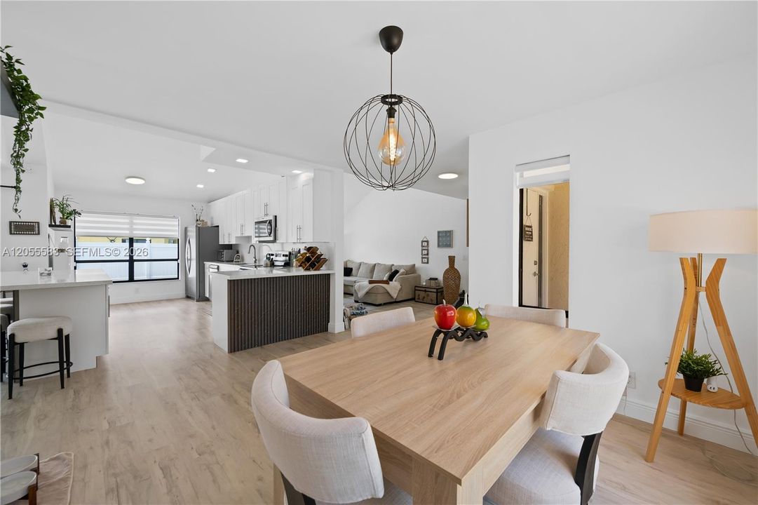 En Venta: $649,000 (4 camas, 2 baños, 1903 Pies cuadrados)