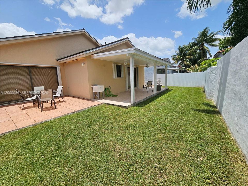 En Venta: $730,000 (3 camas, 2 baños, 1721 Pies cuadrados)