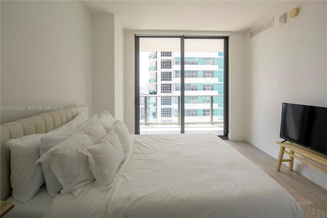 For Rent: $5,200 (2 beds, 2 baths, 835 Square Feet)