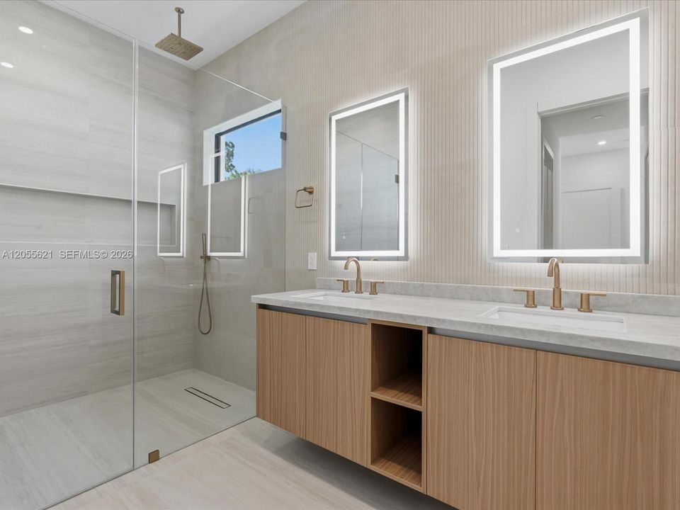 En Venta: $2,340,000 (4 camas, 3 baños, 2446 Pies cuadrados)