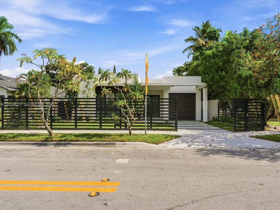 En Venta: $2,340,000 (4 camas, 3 baños, 2446 Pies cuadrados)