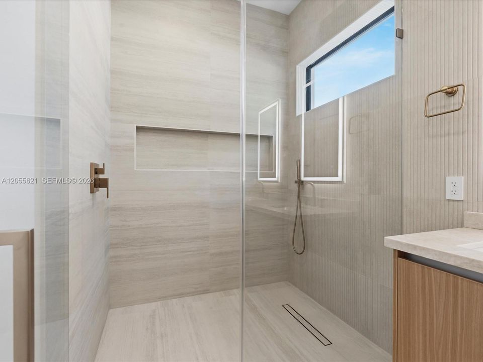 En Venta: $2,340,000 (4 camas, 3 baños, 2446 Pies cuadrados)