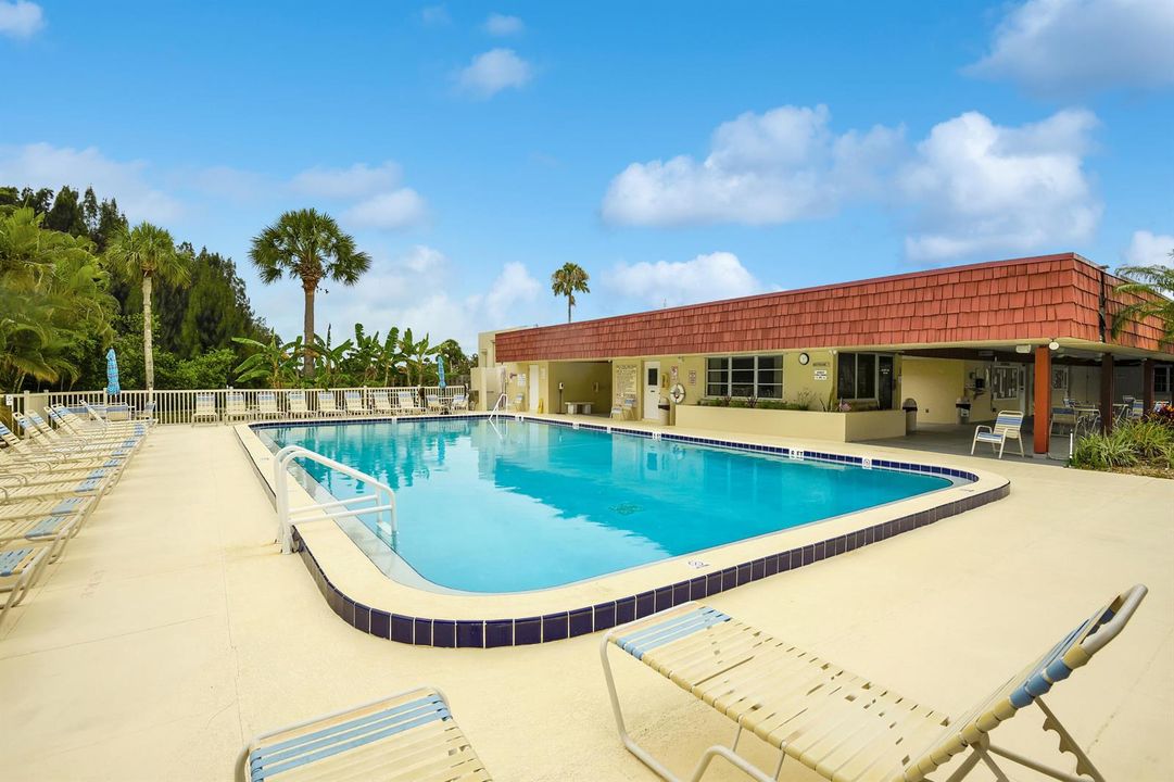 Lakeview Clubhouse Pool
