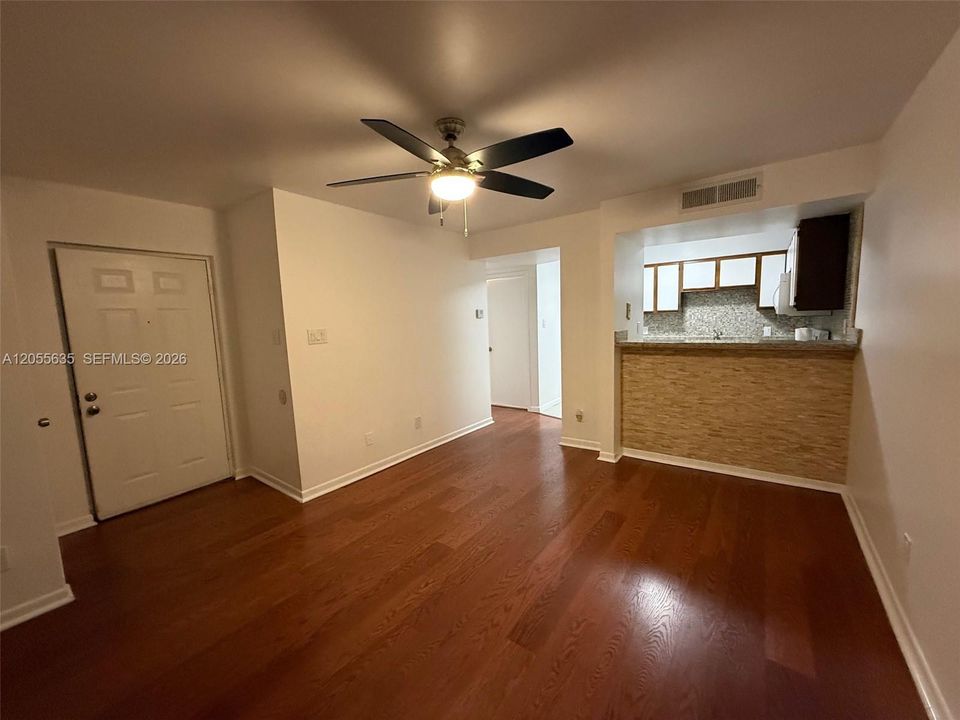 В аренду: $1,950 (1 спален, 1 ванн, 693 Квадратных фут)