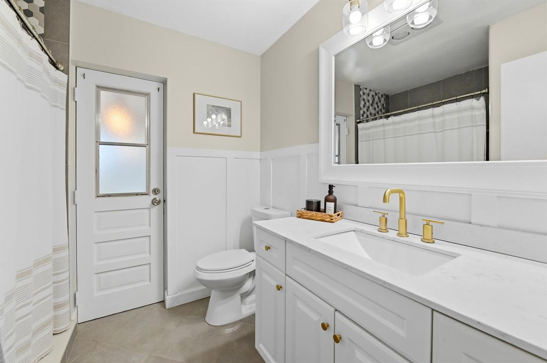 25 Bathroom 02