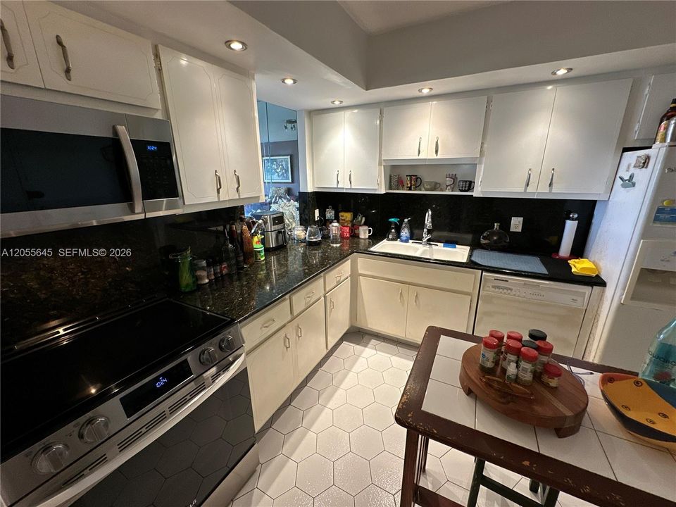 На продажу: $169,900 (1 спален, 2 ванн, 861 Квадратных фут)