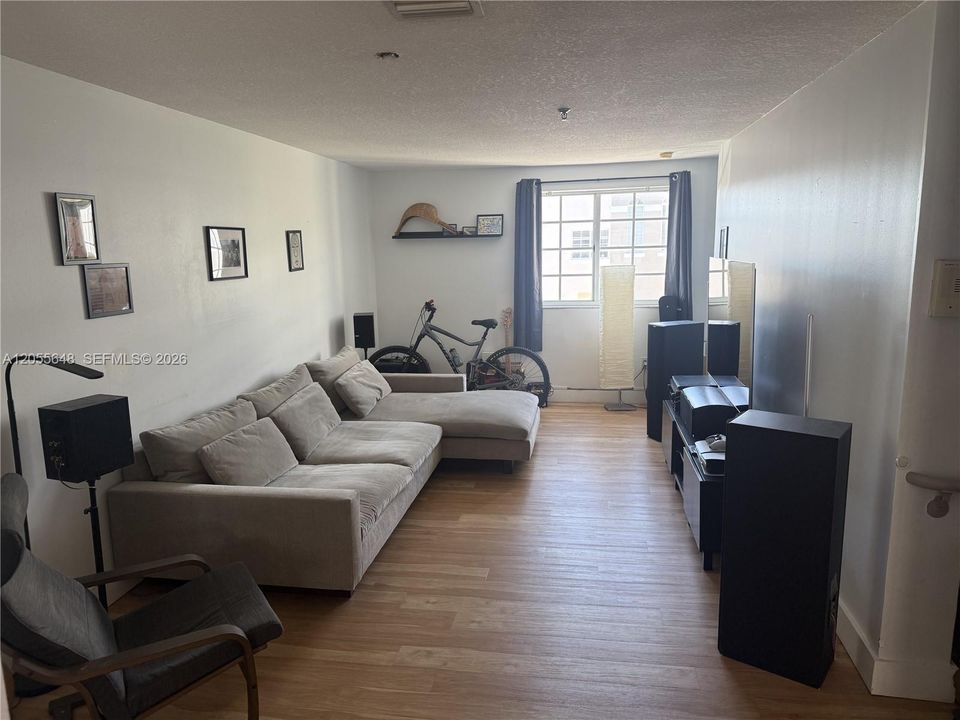En Venta: $345,000 (2 camas, 2 baños, 1137 Pies cuadrados)