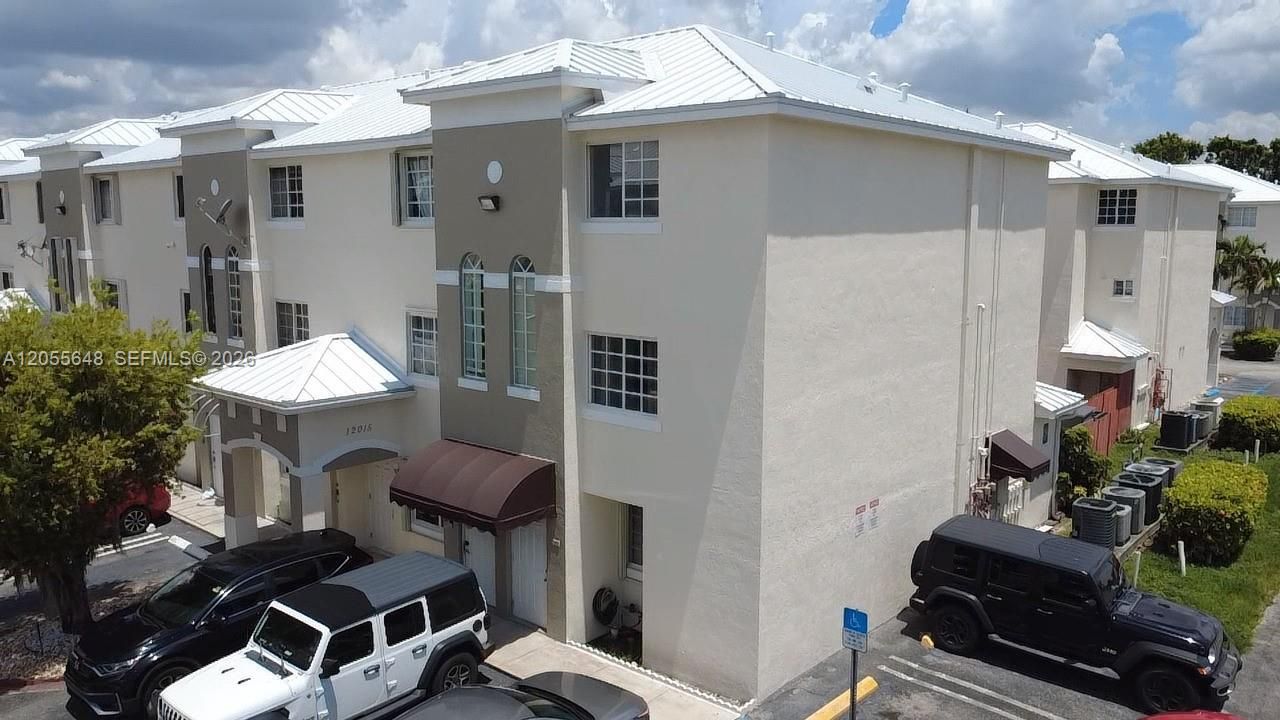 En Venta: $345,000 (2 camas, 2 baños, 1137 Pies cuadrados)