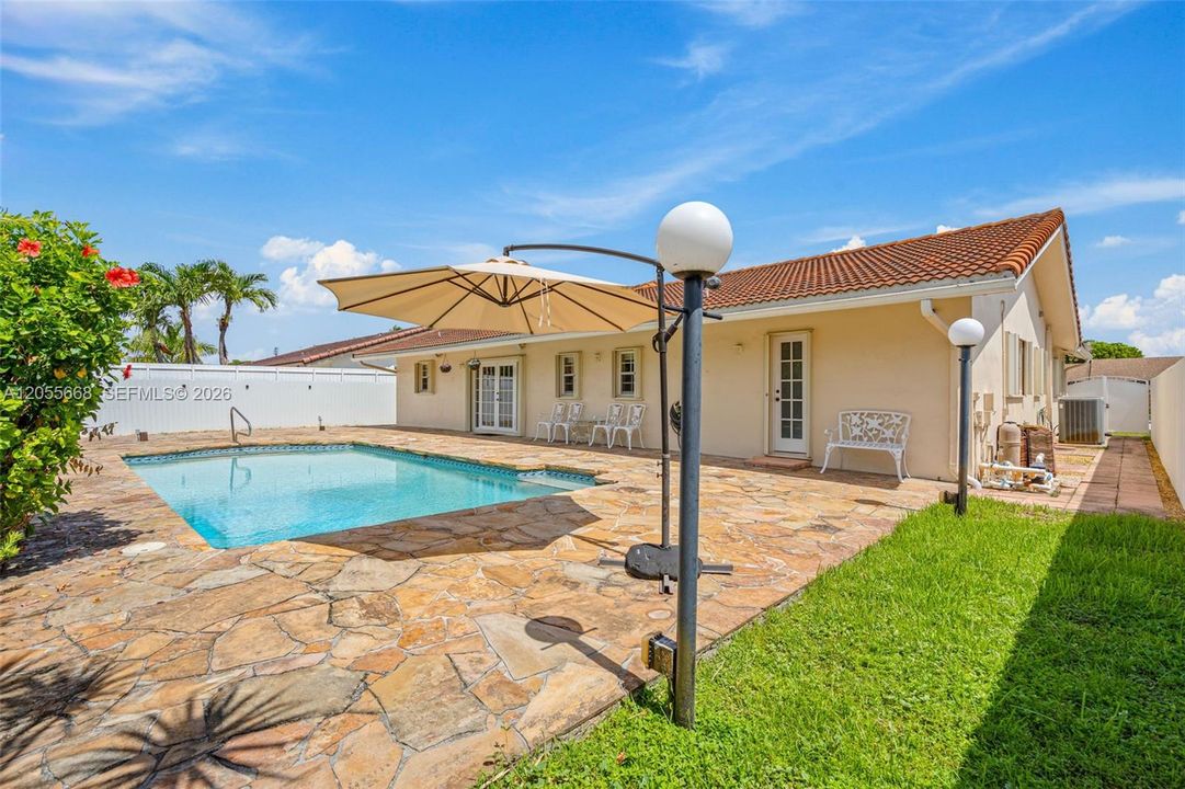 На продажу: $949,900 (4 спален, 2 ванн, 1952 Квадратных фут)