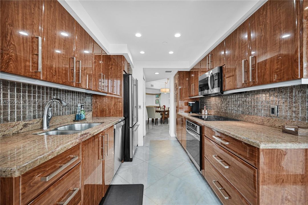 На продажу: $699,999 (2 спален, 2 ванн, 1607 Квадратных фут)