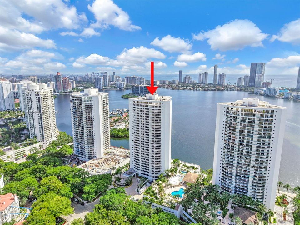На продажу: $699,999 (2 спален, 2 ванн, 1607 Квадратных фут)