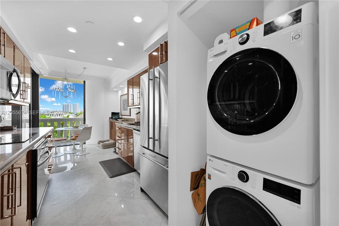 На продажу: $699,999 (2 спален, 2 ванн, 1607 Квадратных фут)