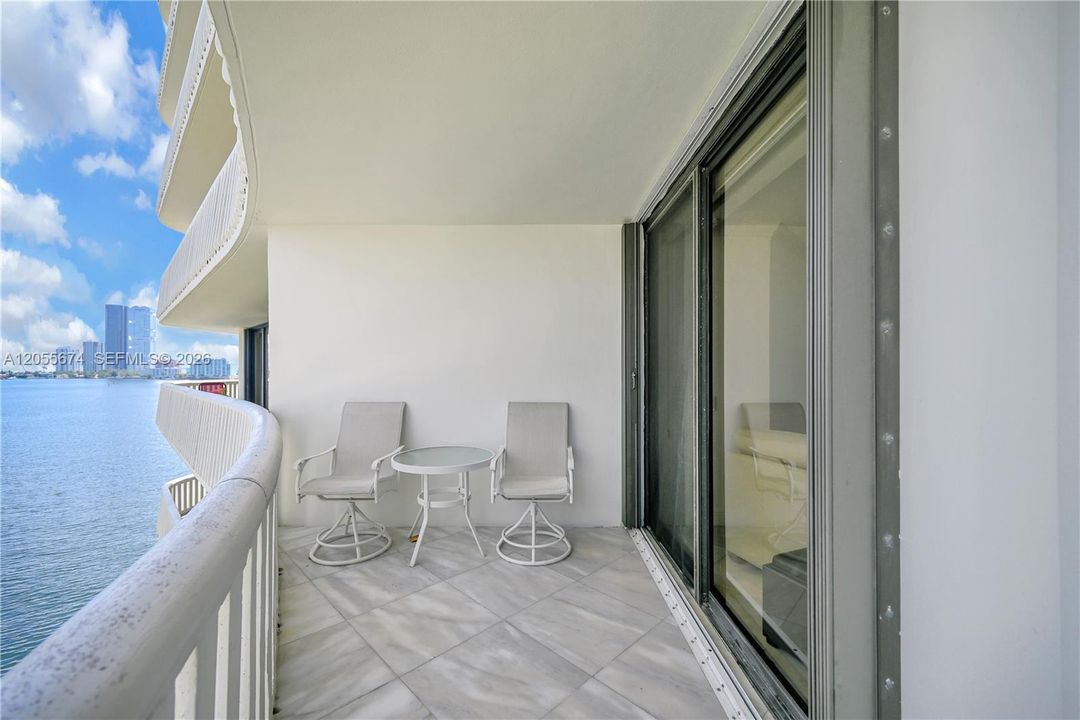 На продажу: $699,999 (2 спален, 2 ванн, 1607 Квадратных фут)