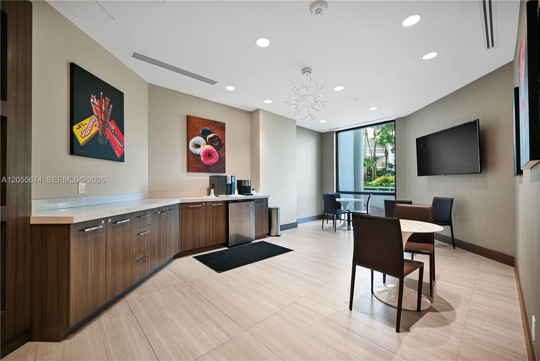 На продажу: $699,999 (2 спален, 2 ванн, 1607 Квадратных фут)