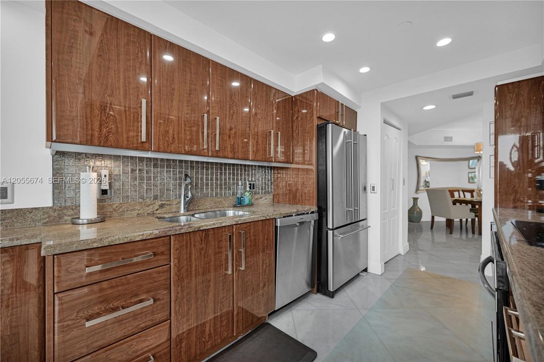 На продажу: $699,999 (2 спален, 2 ванн, 1607 Квадратных фут)