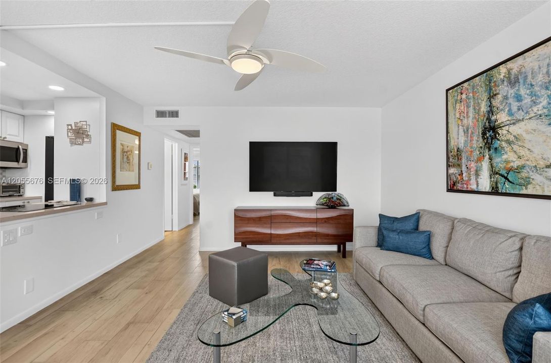 For Sale: $279,900 (2 beds, 1 baths, 861 Square Feet)