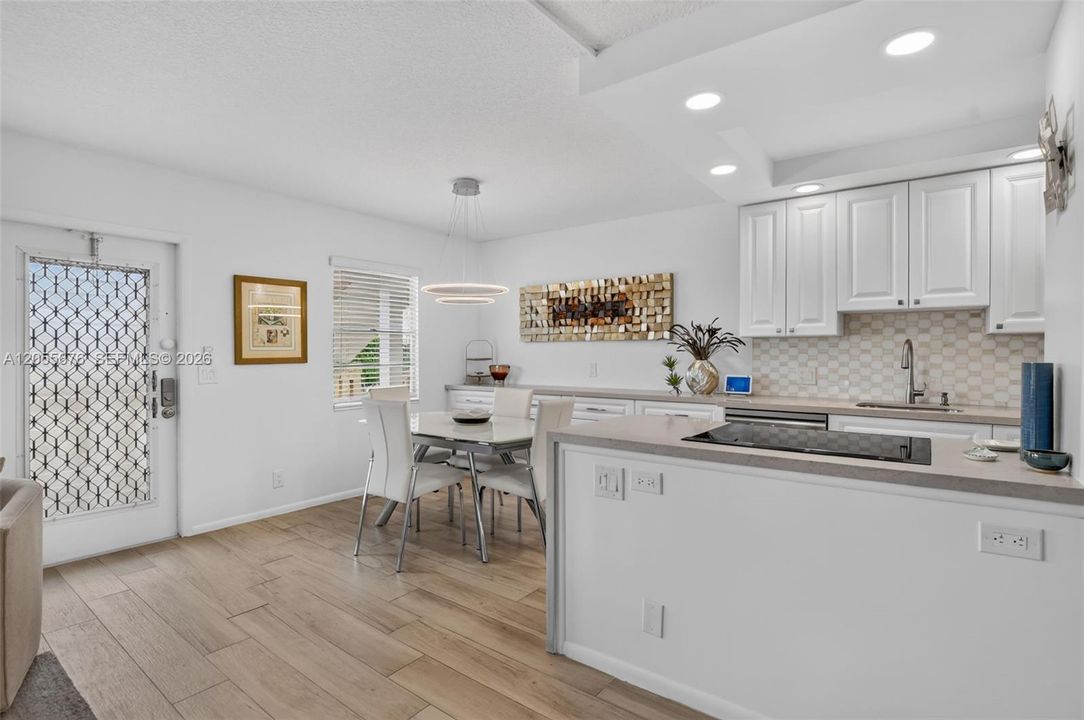 For Sale: $279,900 (2 beds, 1 baths, 861 Square Feet)