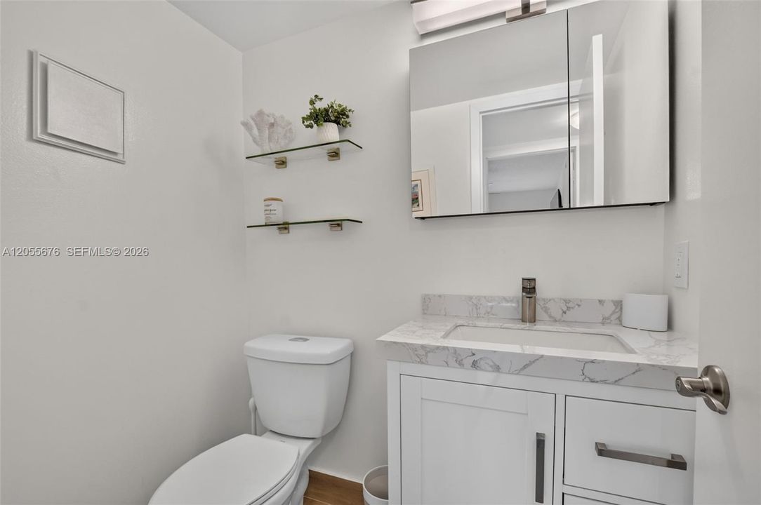 Impecable finishes in the half bathroom.