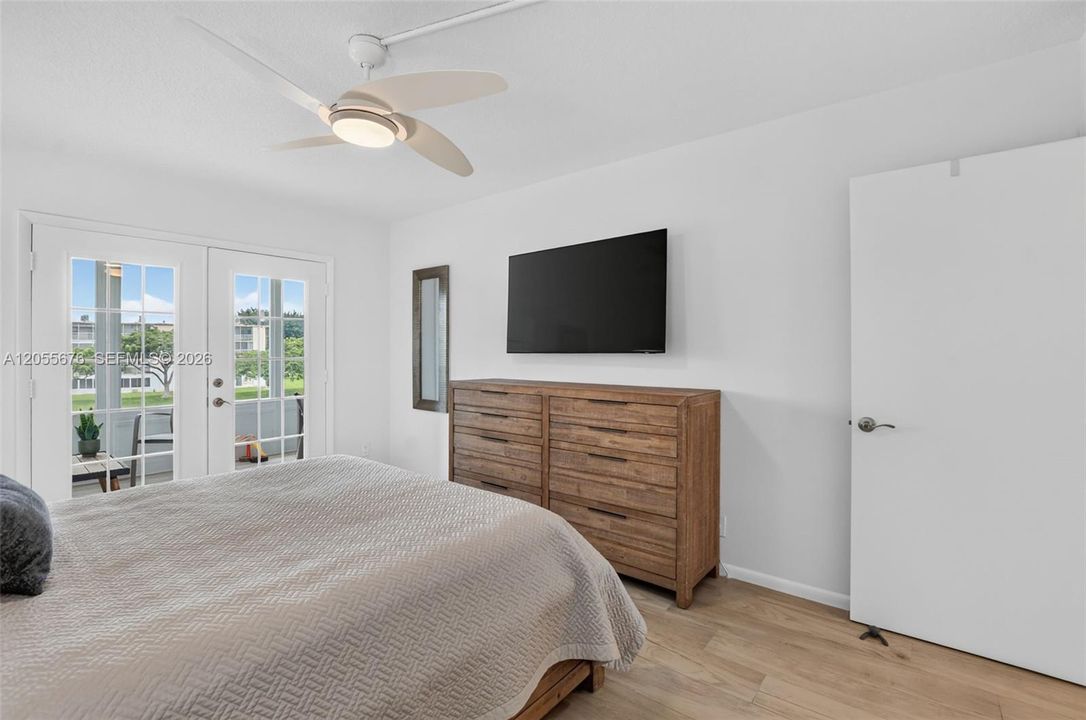 For Sale: $279,900 (2 beds, 1 baths, 861 Square Feet)