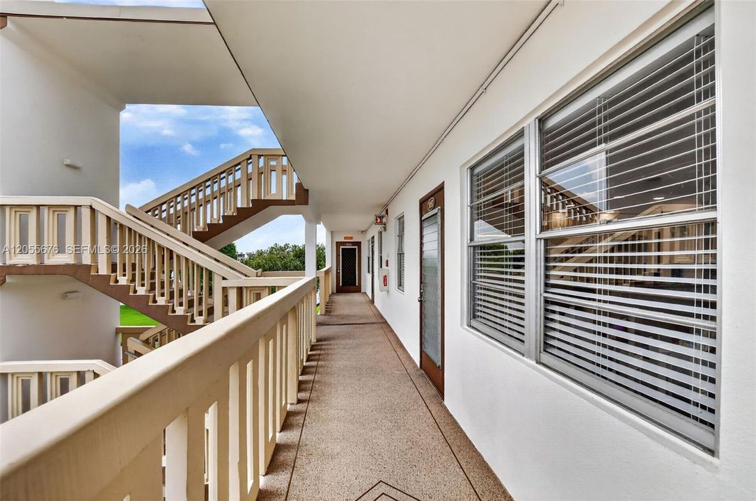 For Sale: $279,900 (2 beds, 1 baths, 861 Square Feet)