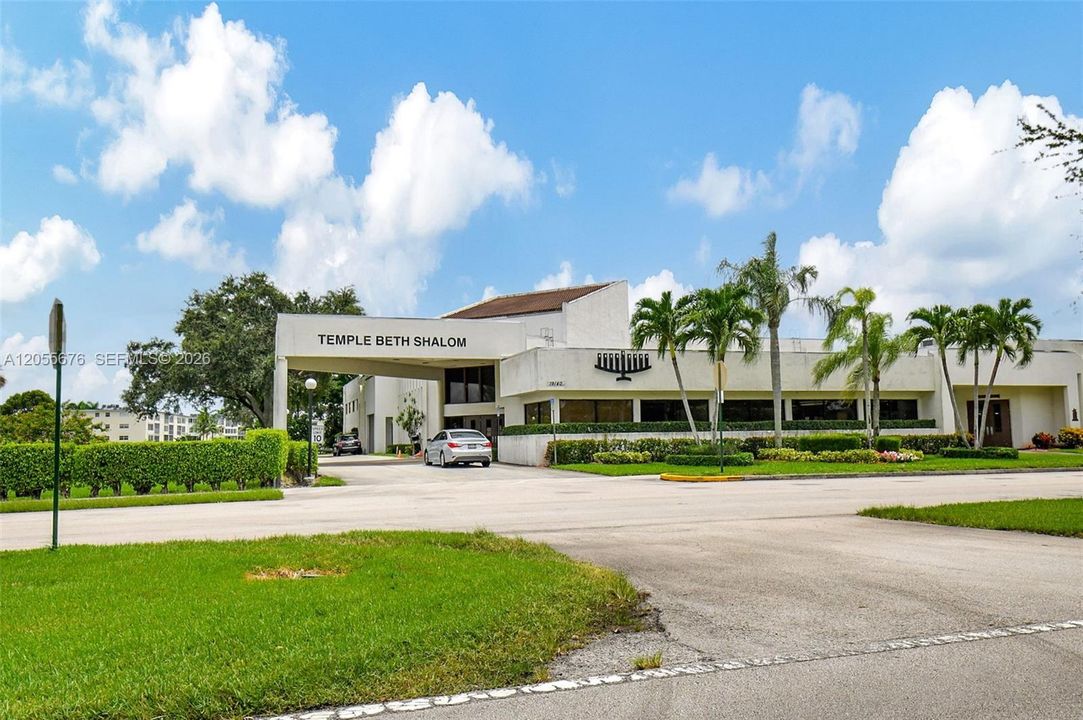 For Sale: $279,900 (2 beds, 1 baths, 861 Square Feet)