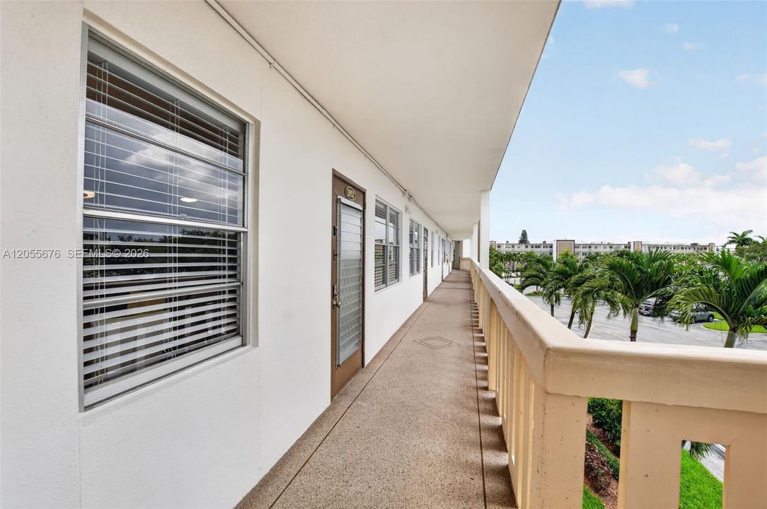 For Sale: $279,900 (2 beds, 1 baths, 861 Square Feet)
