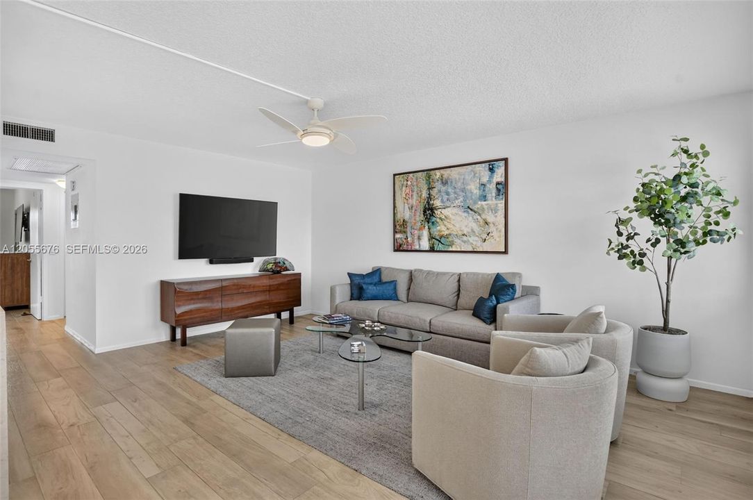 For Sale: $279,900 (2 beds, 1 baths, 861 Square Feet)