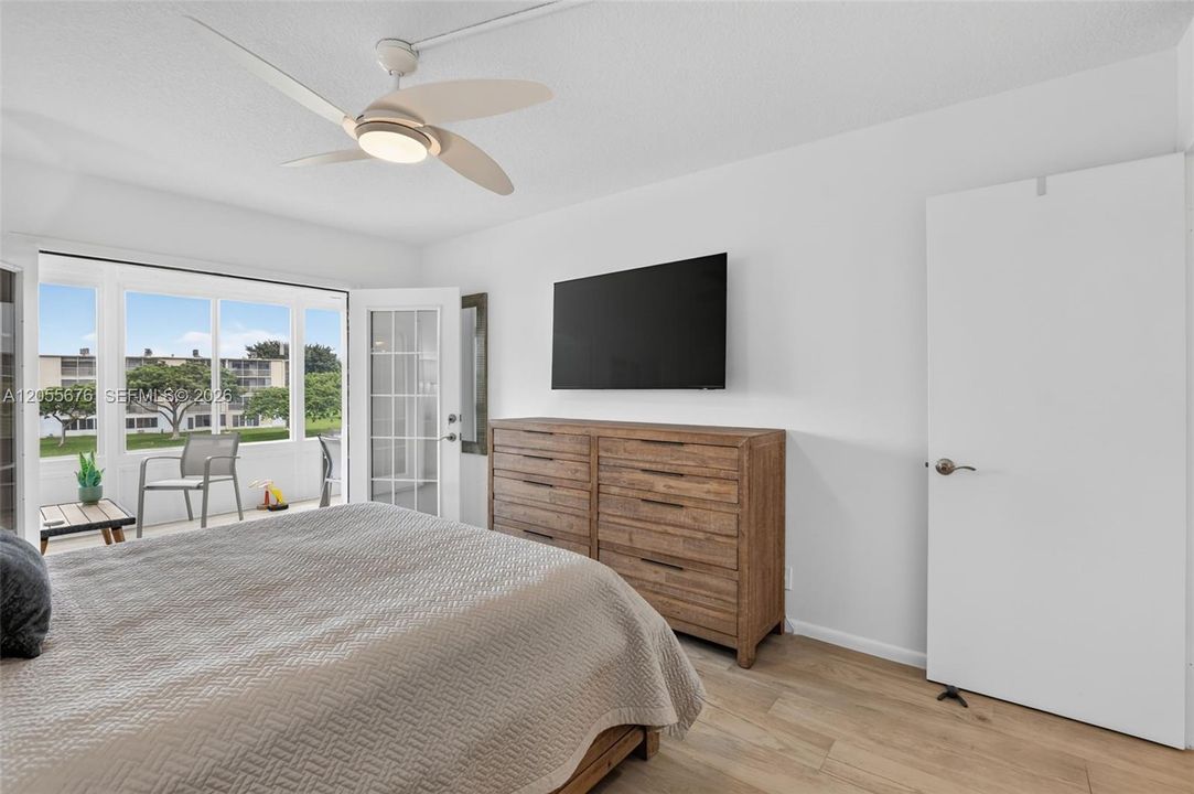 For Sale: $279,900 (2 beds, 1 baths, 861 Square Feet)