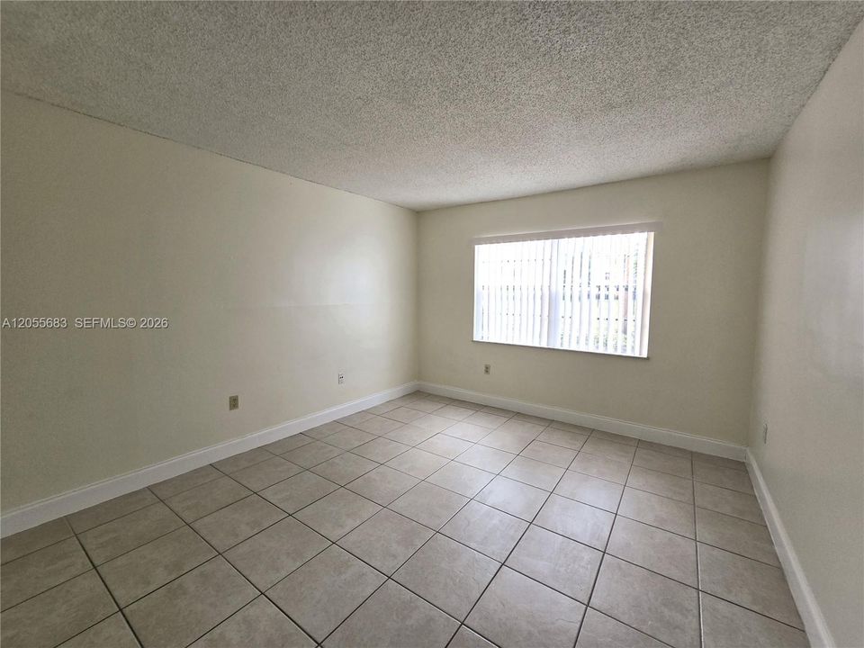 For Sale: $160,000 (1 beds, 1 baths, 695 Square Feet)